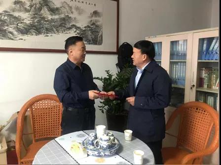 敦煌種業(yè)領(lǐng)導(dǎo)看望慰問公司老干部、老黨員及困難黨員職工