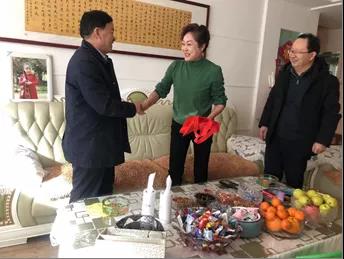 敦煌種業(yè)領(lǐng)導(dǎo)看望慰問公司老干部、老黨員及困難黨員職工