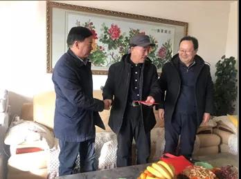 敦煌種業(yè)領(lǐng)導(dǎo)看望慰問公司老干部、老黨員及困難黨員職工