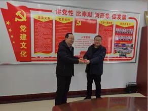 敦煌種業(yè)領(lǐng)導(dǎo)看望慰問公司老干部、老黨員及困難黨員職工